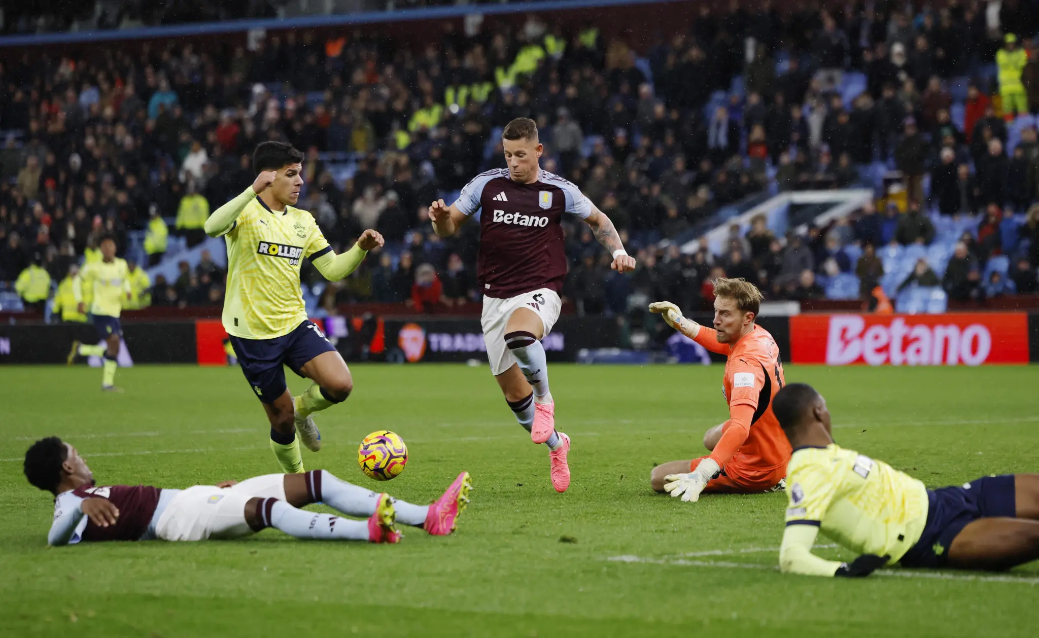 关于南安普敦中场状态低迷,球队面临调整的信息 关于南安普敦中场状态低迷,球队面临调整的信息