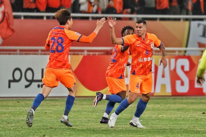 山东鲁能领先，客场击败广州富力继续占据首位的简单介绍