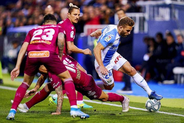 开云官网-埃瓦尔门将连续扑出关键球，保持不败