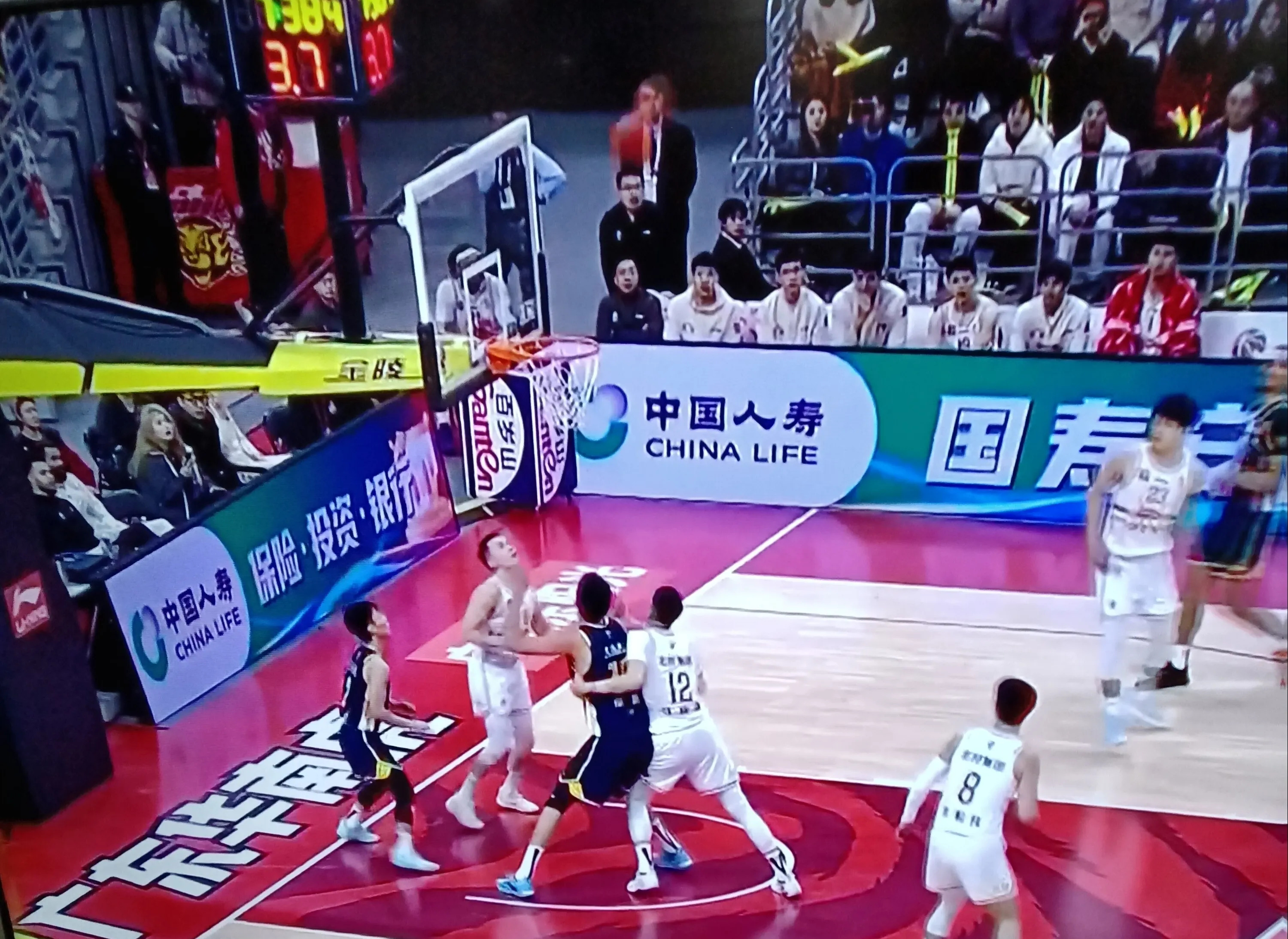 北京队大胜广东宏远队，令人惊讶