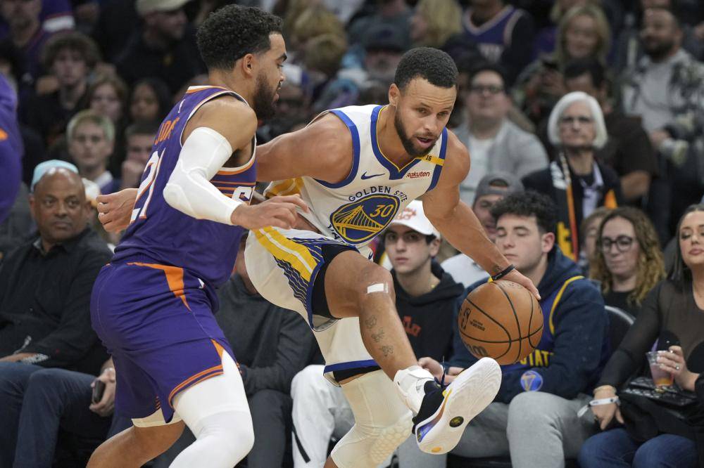 美国NBA赛场上掀起激烈较量，球员实力强劲