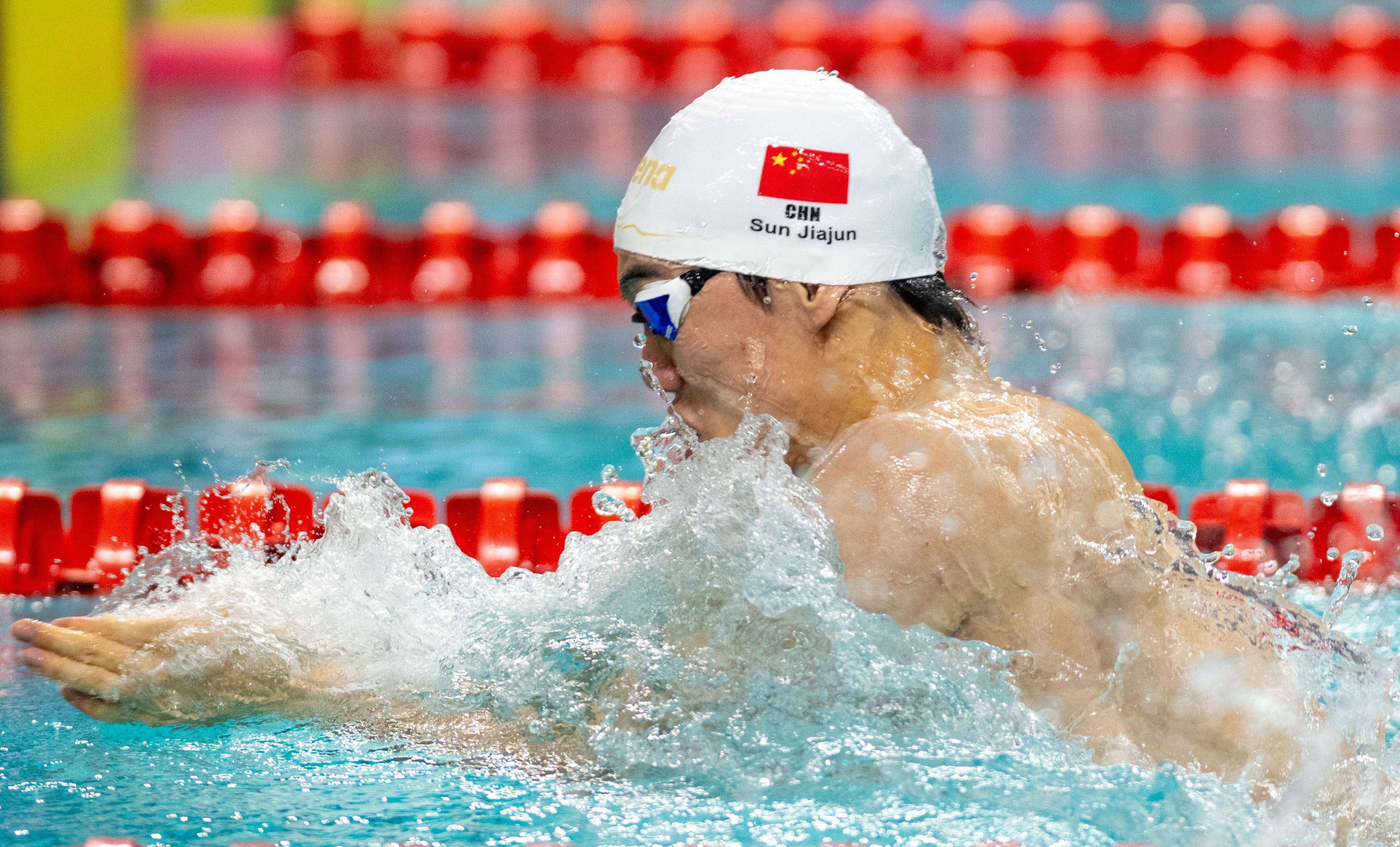 游泳接力赛夺金，中国选手破纪录成功！