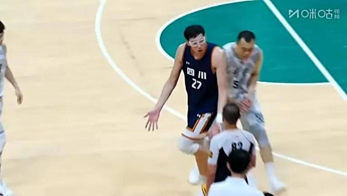 开云体育APP下载-四川男篮球员冲锋陷阵，取得胜利