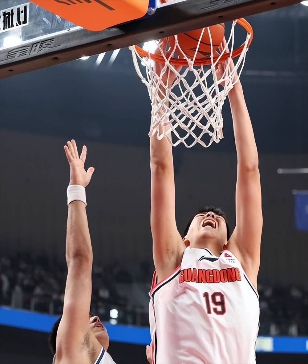 湖北男篮压倒性领先，轻松赢得比赛