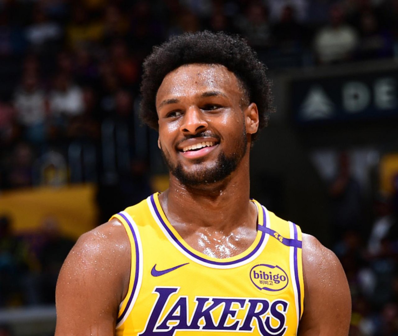 雄鹿击败湖人，詹姆斯表现疲惫