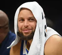 关于球队在比赛中遭遇困难，需要全队齐心协力的信息