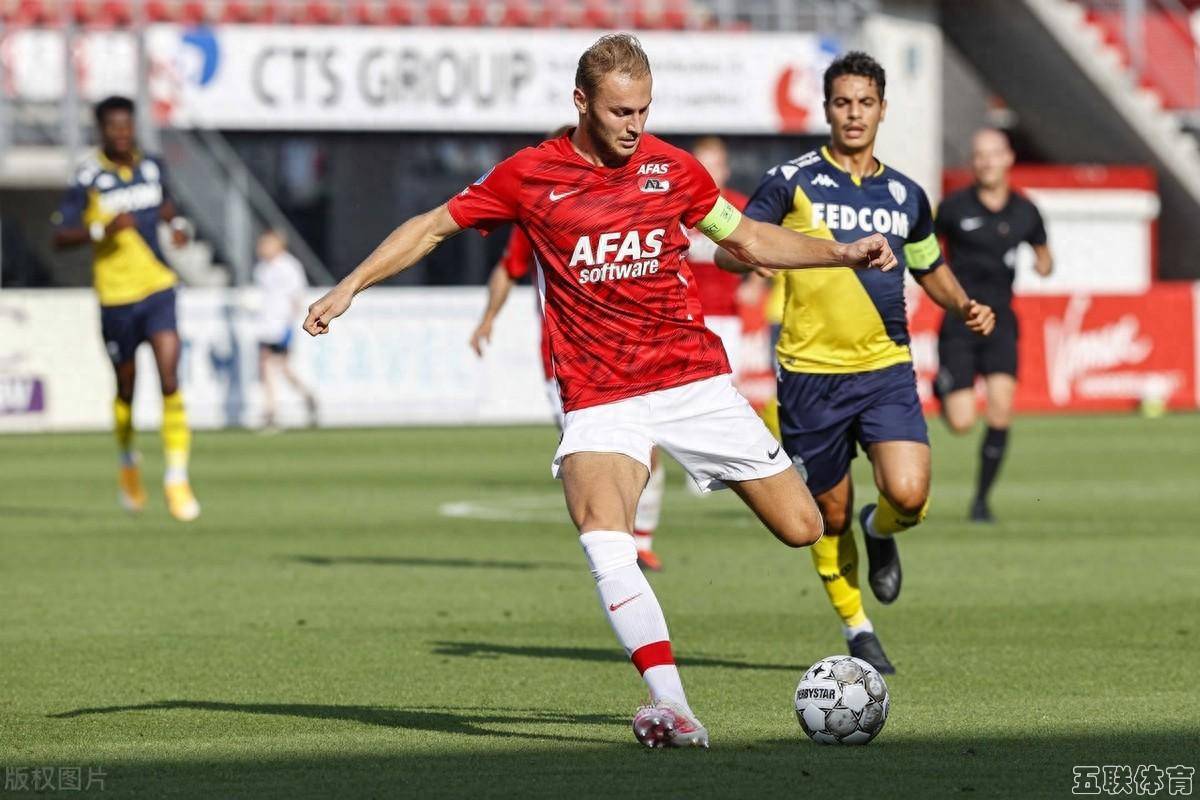 摩纳哥球员庆祝进球，展现团队凝聚力的简单介绍