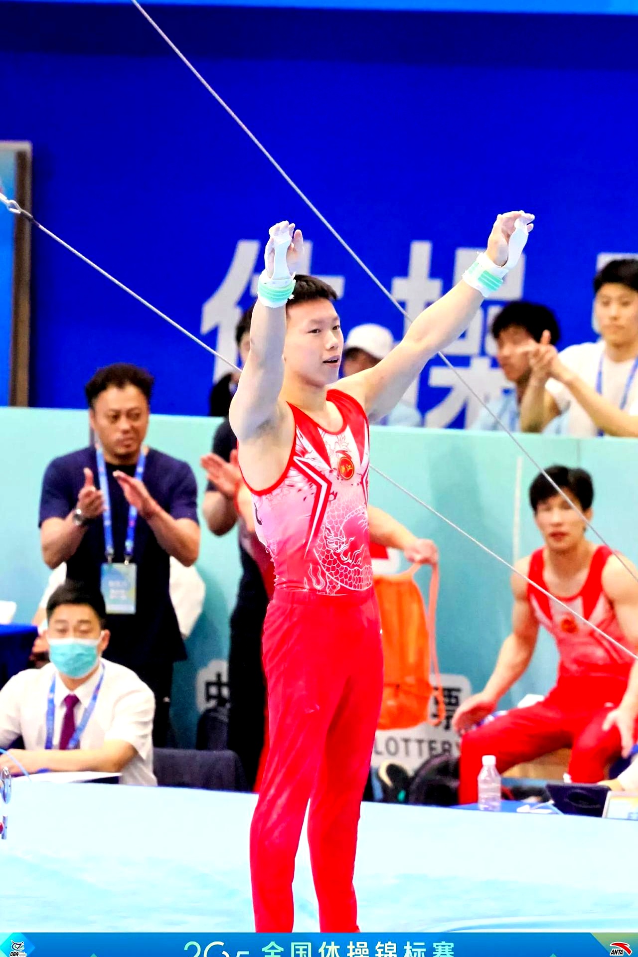 中国体操男队世锦赛夺冠廖辉秀稳健表现