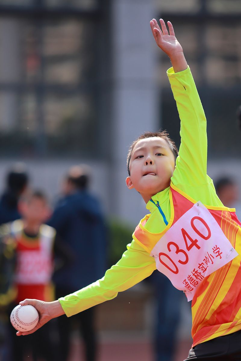 运动员们在场上展现出色的表现