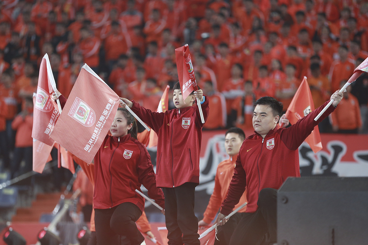 开云下载-青岛男篮奋力拼搏，取得一胜