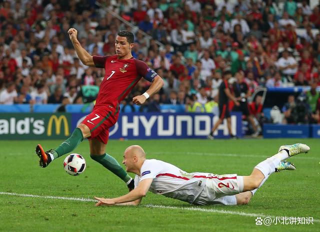 波兰队在对抗中展现顽强斗志