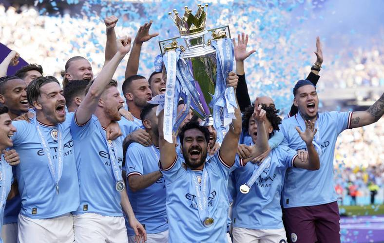 包含西汉姆联主场惨败，埃弗顿客场战胜圣徒的词条