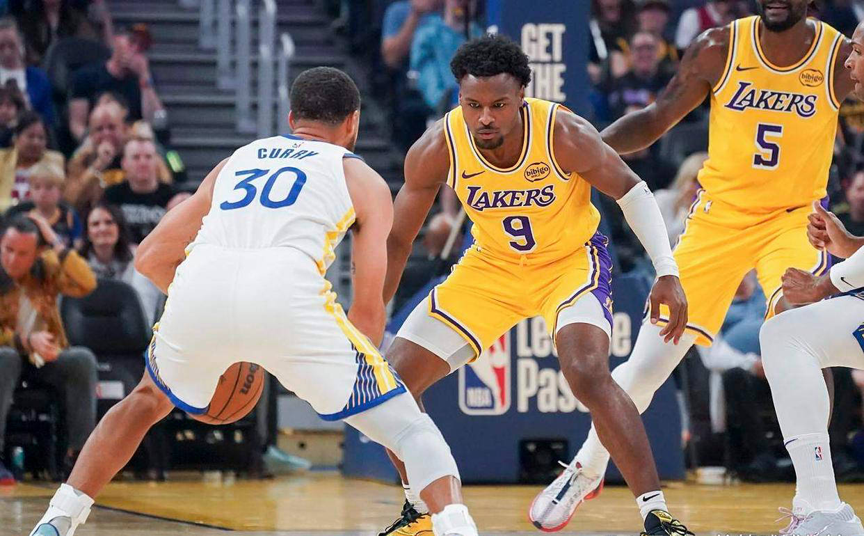 开云体育入口-勇士主场战胜湖人，库里砍下30分