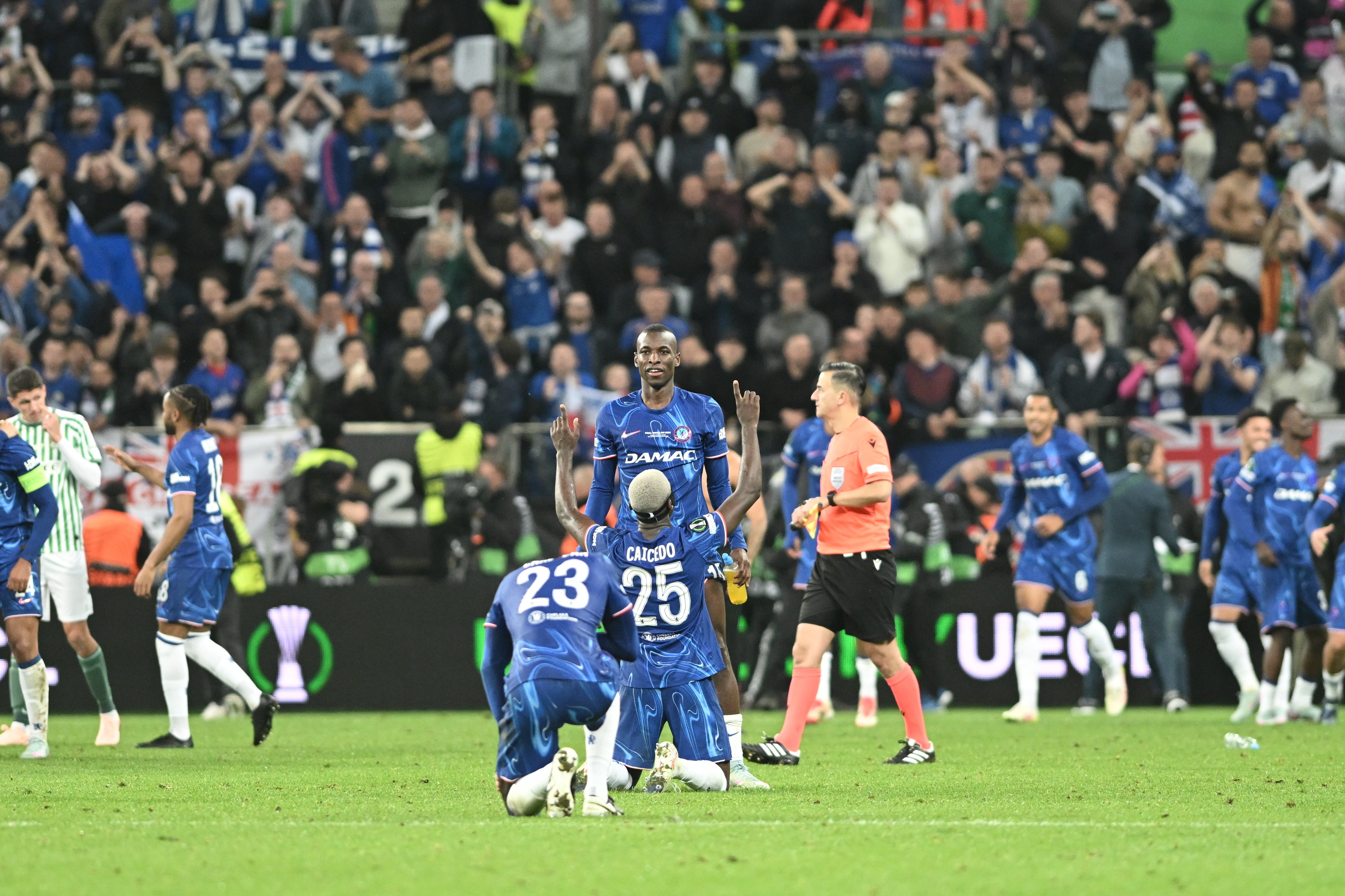 开云体育-足球小组赛落幕，强队悉数晋级