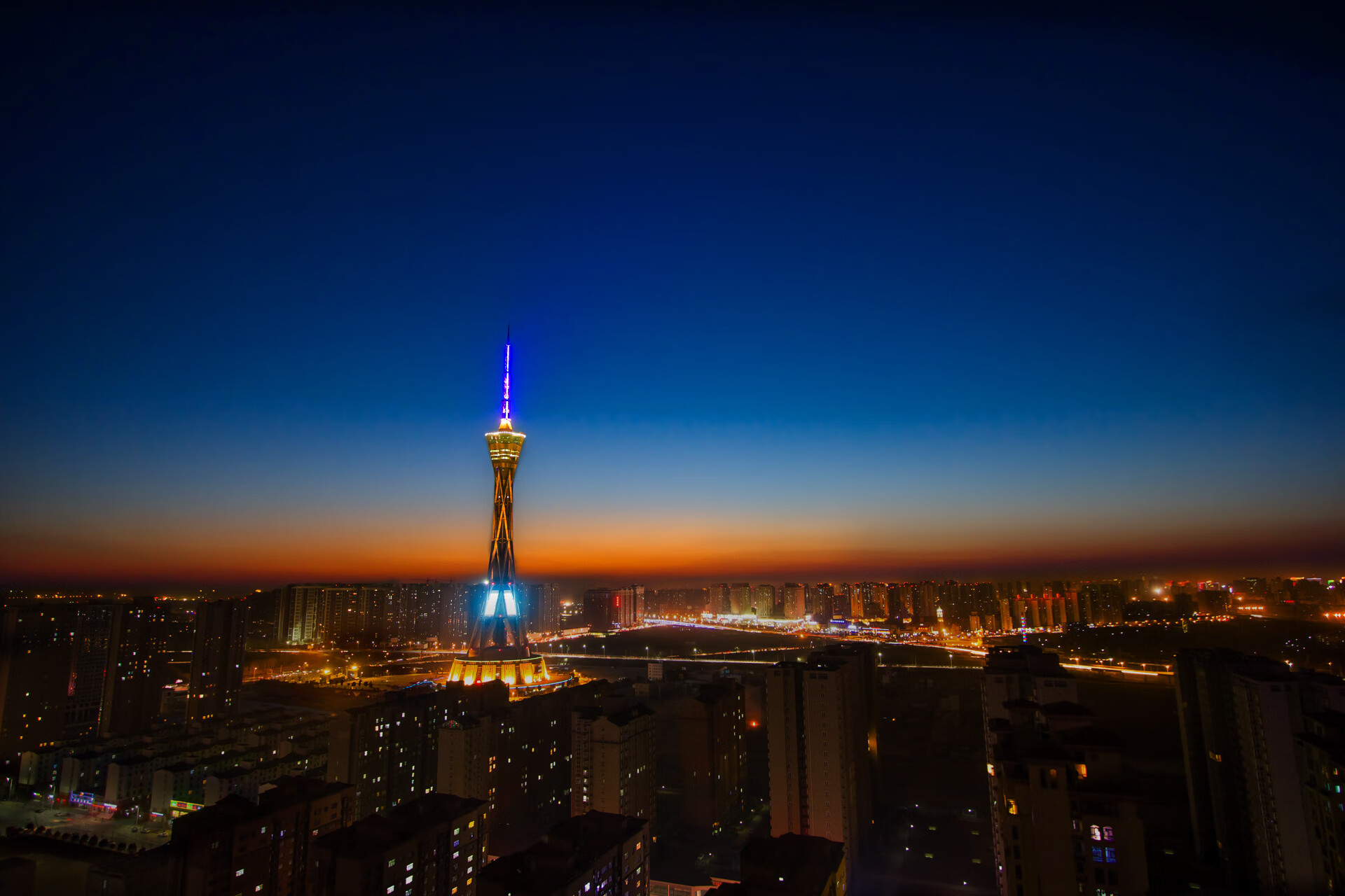 绿茵惊雷！卡塞米罗爆发如美洲豹，哥伦比亚闪电战绞杀金字塔