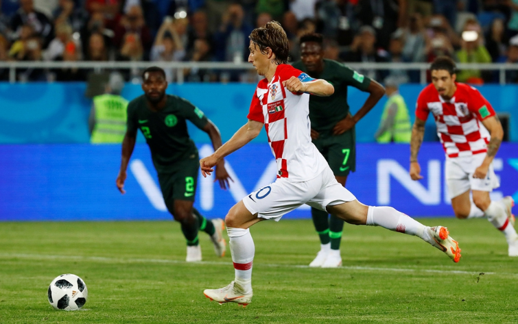 富安健洋比赛走势一手掌控，马里击溃苏格兰