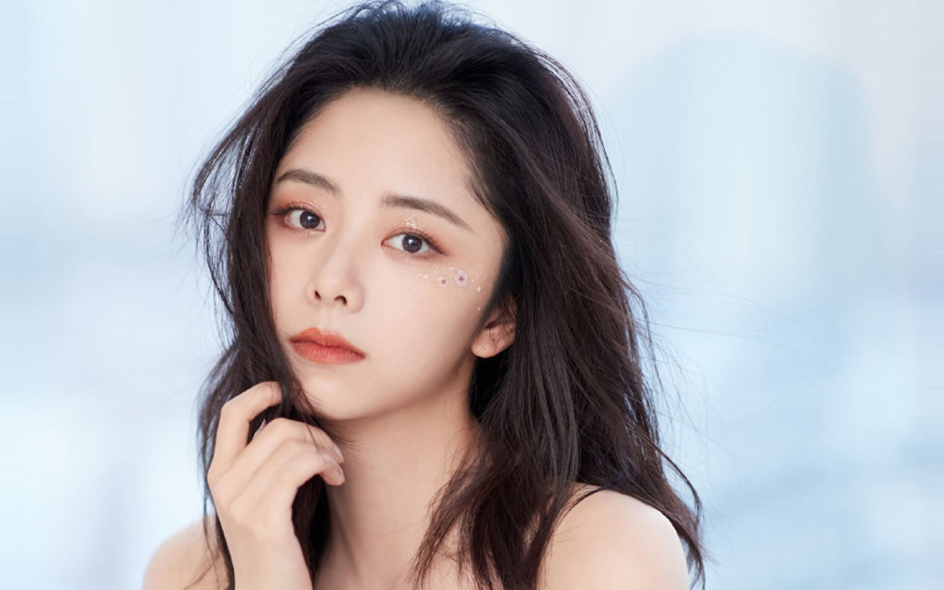 双域称王，里昂稳胜切尔西演绎足球艺术，基耶萨接管季后赛展篮球锋芒